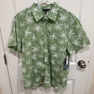 NWT Mountain and Isles Tropical Green White Button Up Short Sleeve Shirt